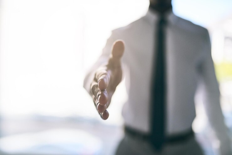 Foto reunião de aperto de mão e recrutamento com homem de negócios no escritório para entrevista de contratação ou boas-vindas negócio sucesso e obrigado com empregado pessoa apertando a mão no local de trabalho para acordo de parceria