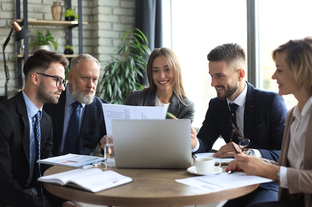 Reunião de brainstorming de empresários para discutir planos de investimento.