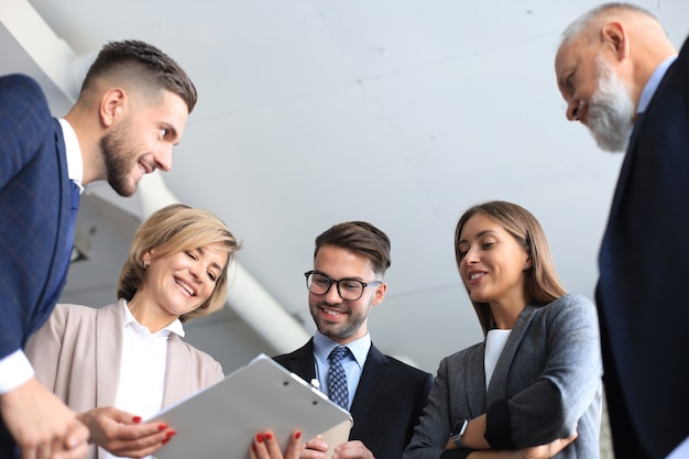 Reunião de brainstorming de empresários para discutir planos de investimento.