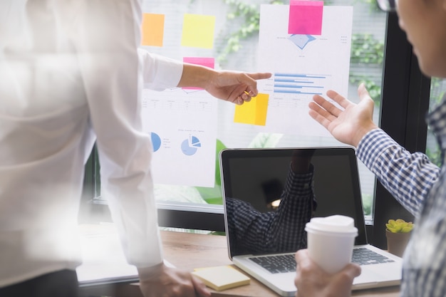 Reunião de brainstorming de trabalho em equipe de homens de negócios.