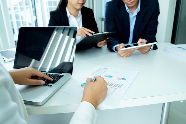 Reunião de brainstorming de trabalho em equipe de homens de negócios.