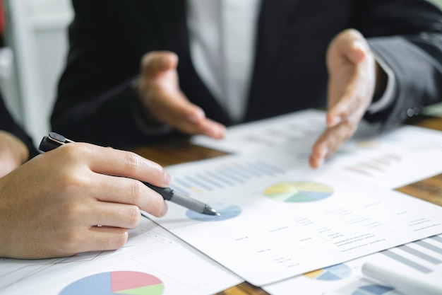 Reunião de brainstorming do trabalho em equipe dos jovens empresários de inicialização para discutir o novo investimento do projeto.