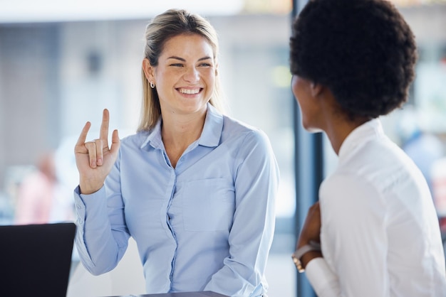 Foto reunião de colaboração e gesto de mão com mulheres de negócios no escritório trabalhando em um projeto juntos planejamento de trabalho em equipe ou sinal shaka com uma funcionária feliz e colega conversando no trabalho