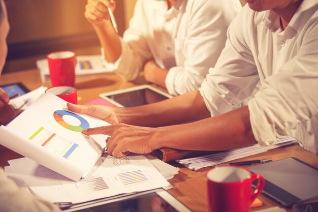 Reunião de consultor de negócios para analisar e discutir a situação