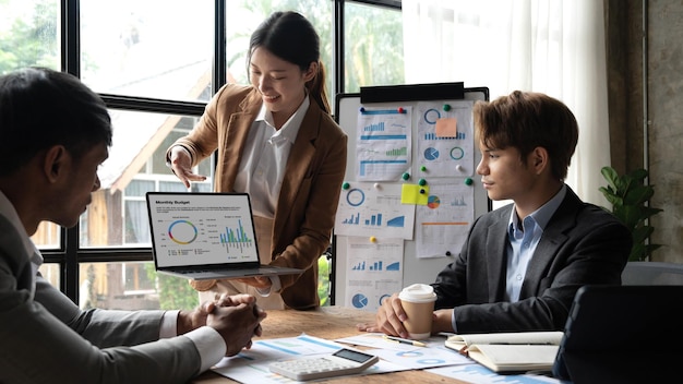 Reunião de consultores de negócios asiáticos para analisar e discutir a situação do relatório financeiro na sala de reuniões Consultor de investimentos Consultor financeiro e conceito de contabilidade