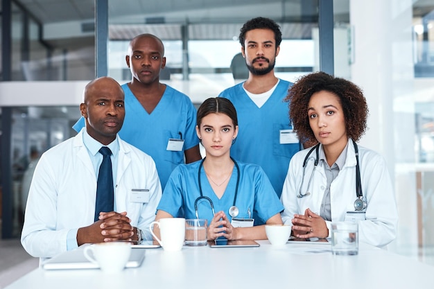 Reunião de cuidados de saúde ou retrato de médicos e enfermeiros no hospital para colaboração ou trabalho em equipe Diversidade médica ou planejamento com grupo de medicina sério de homem e mulher na clínica para consulta