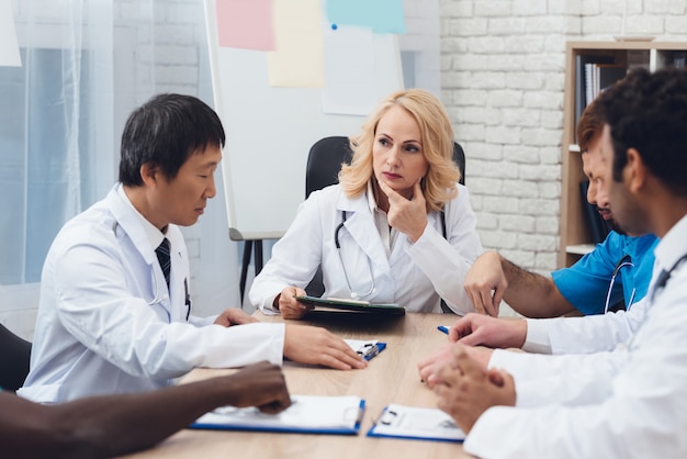 Reunião de diagnóstico do grupo de médicos multinacionais.