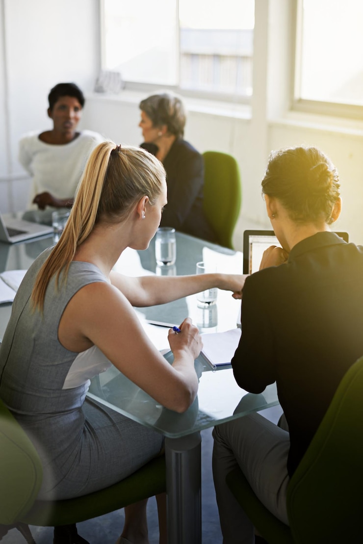 Foto reunião de discussão e mulheres de negócios em laptop para pesquisa, revisão de site e projeto on-line empresa startup corporativa e pessoas no computador para planejar trabalho em equipe e colaboração no escritório