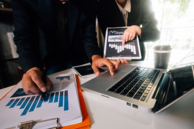 Reunião de empresários para analisar e discutir e debater os dados do gráfico do relatório financeiro no escritório Trabalho em equipe do consultor financeiro e conceito de contabilidade