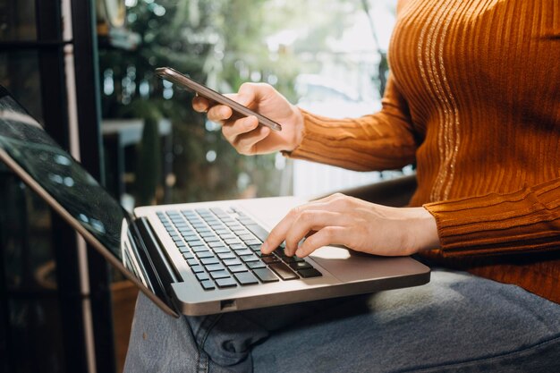 Reunião de empresários para analisar e discutir e debater os dados do gráfico do relatório financeiro no escritório Trabalho em equipe do consultor financeiro e conceito de contabilidade