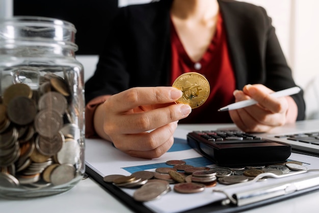 Reunião de empresários para analisar e discutir e debater os dados do gráfico do relatório financeiro no escritório Trabalho em equipe do consultor financeiro e conceito de contabilidade