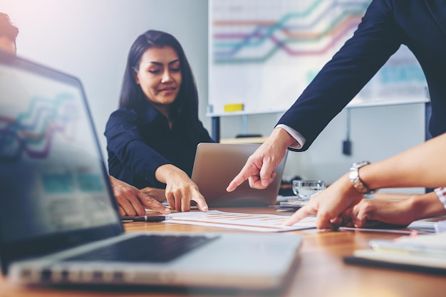 Reunião de empresários para discutir a situação do mercado