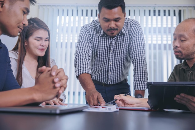 Reunião de empresários para discutir a situação do plano de negócios, do marketing e dos resultados empresariais