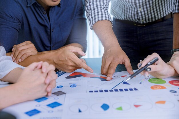 Foto reunião de empresários para discutir a situação do plano de negócios, do marketing e dos resultados empresariais