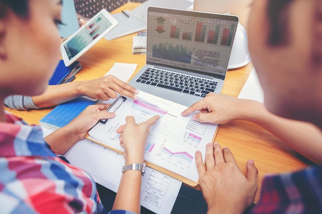 Reunião de empresários para discutir a situação no marketing do plano anual.