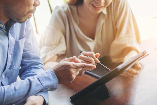 Reunião de empresários para discutir a situação no marketing do plano anual.