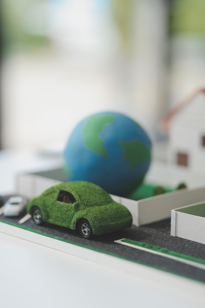Reunião de empresas de energia verde com empresários que planejam e discutem a comercialização de produtos de energia limpa sustentáveis e renováveis com células solares e geradores de turbinas eólicas