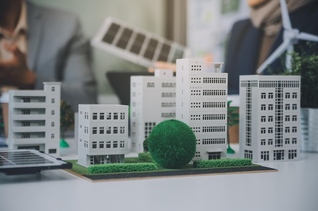 Reunião de empresas de energia verde com empresários que planejam e discutem a comercialização de produtos de energia limpa sustentáveis e renováveis com células solares e geradores de turbinas eólicas