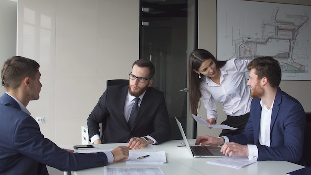 Reunião de equipe de negócios criativos em arranque moderno escritório.