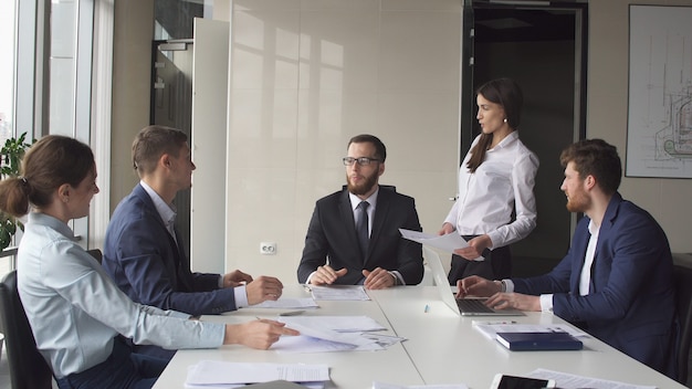 Reunião de equipe de negócios criativos em arranque moderno escritório.