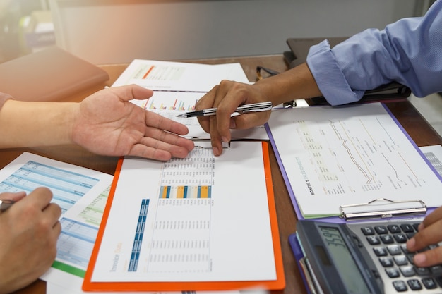 Reunião de equipe de negócios e discutir o plano de projeto.