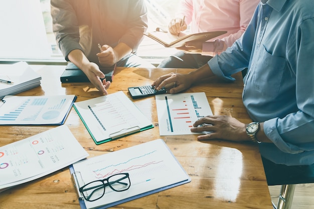 Reunião de equipe de negócios e discutir o plano de projeto.