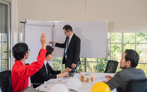 Reunião de equipe de negócios ou workshop para desenvolvimento de empresas de investimento imobiliário