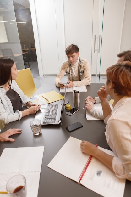 Reunião de equipe no escritório