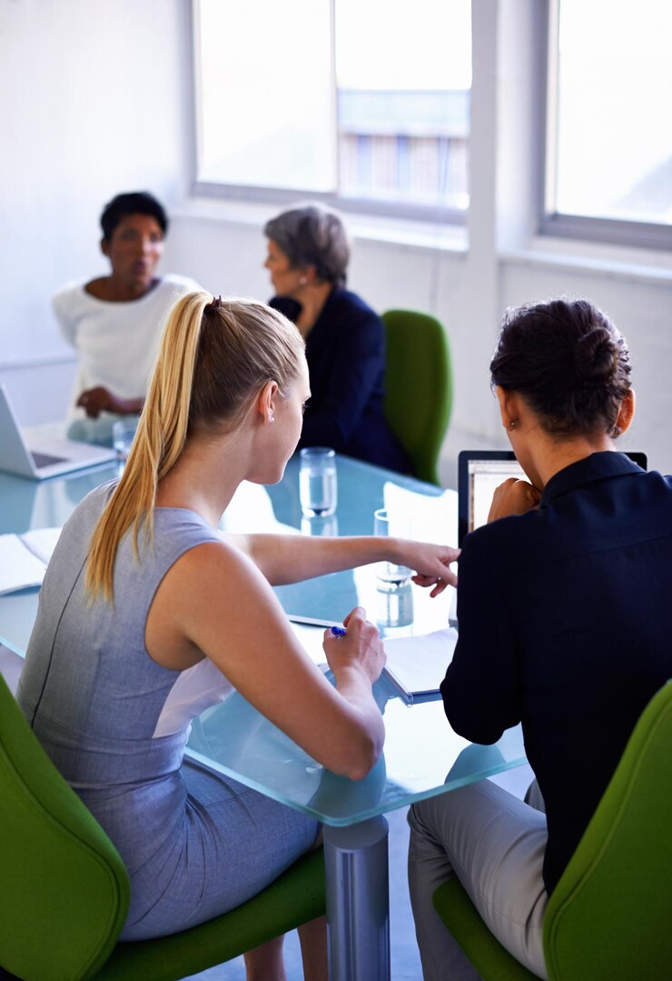 Foto reunião de escritório e mulheres de negócios em laptop para revisão de site de pesquisa e projeto on-line empresa startup corporativa e pessoas no computador para planejar discussão e colaboração na mesa