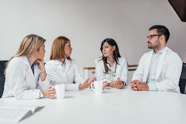 Reunião de funcionários do hospital na sala de conferências.