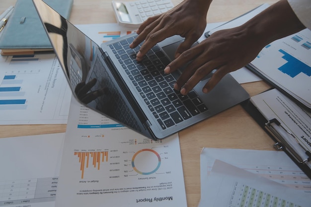Reunião de gerente financeiro discutindo o sucesso do projeto de crescimento da empresa Estatísticas financeiras Investidores profissionais trabalhando em um projeto de inicialização para um plano de estratégia com um laptop de documentos e um tablet digital