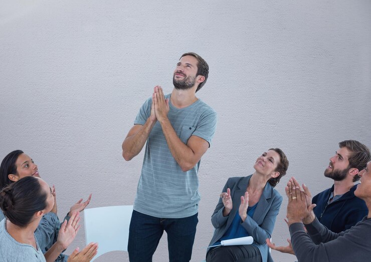 Foto reunião de grupo sentado em círculo em frente ao fundo cinza em branco