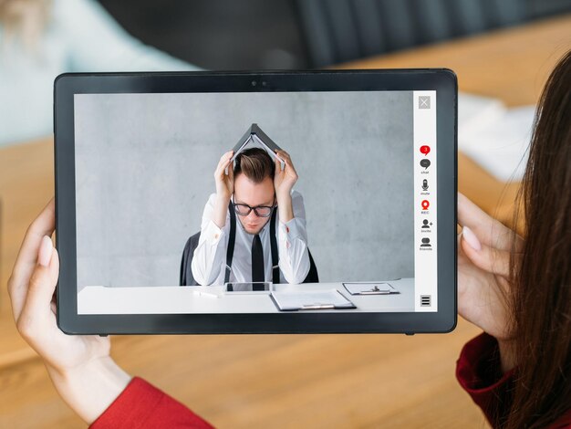 Reunião de homem de negócios de videochamada de estresse no tablet