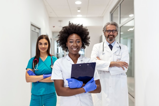 Reunião de médico e enfermeira de raça mista negra e branca. pessoal da clínica vestindo jaleco e estetoscópio