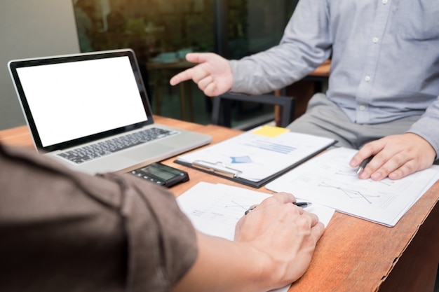 Reunião de negócios ao ar livre. Documentos gestores de conta tripulação trabalhando com novo projeto de inicialização Apresentação de ideias, analise planos de marketing