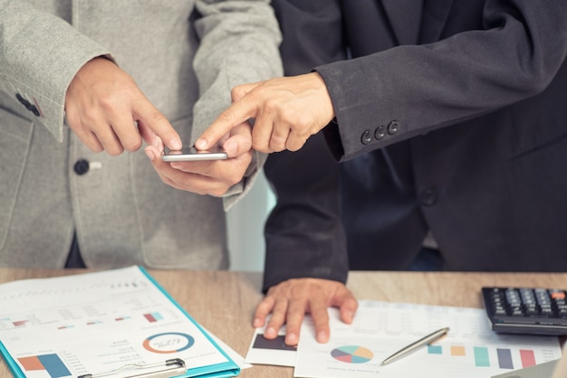 Reunião de negócios com um smartphone Trabalhe em um novo projeto de inicialização