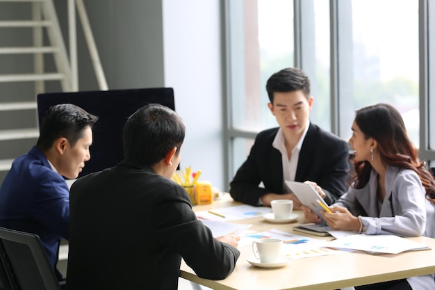 Reunião de negócios conversando com colegas no escritório