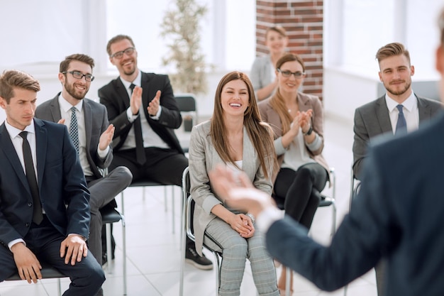 Reunião de negócios de funcionários da sala de conferências e educação