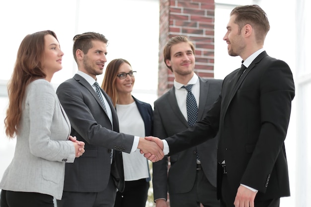 Reunião de negócios dos sócios no foyer