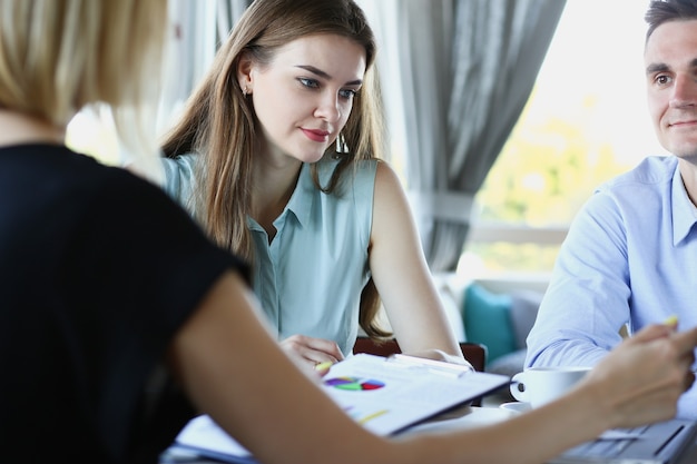 Reunião de negócios em um café, jovens empresários discutem questões