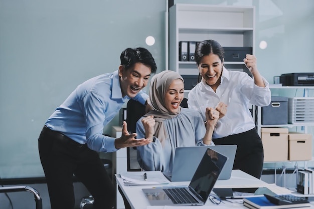 reunião de negócios empresária mulher de escritório empresária apresentação sucesso aplausos aplaudindo público realização carreira trabalho parabéns trabalho em equipe