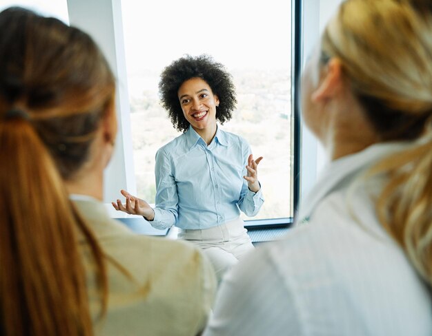 Foto reunião de negócios empresária mulher de escritório retrato de trabalho carreira feliz sorridente trabalho em equipe colega empresário startup projeto de educação de estudantes criativos