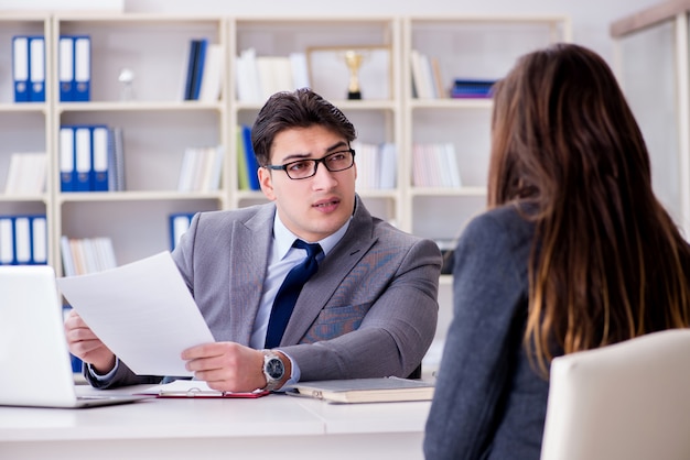 Reunião de negócios entre empresário e mulher de negócios