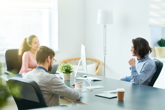 Reunião de negócios modernos de executivos