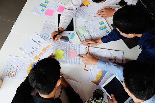 Reunião de negócios na tabela de funcionamento com o original de papel financeiro.