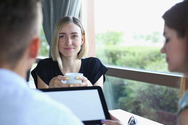 Reunião de negócios no café