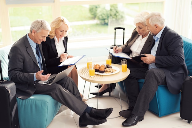 Reunião de negócios no saguão do aeroporto.