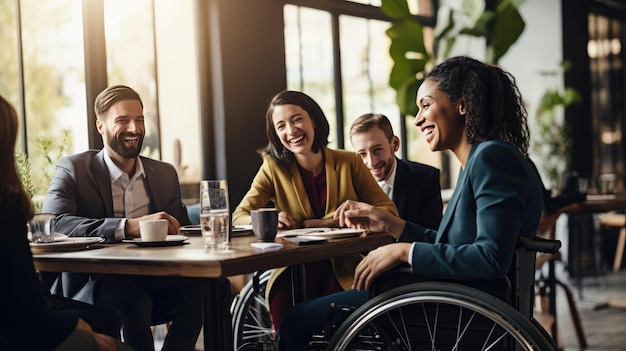 Reunião de negócios num espaço de coworking por um homem em cadeira de rodas Integração de pessoas com deficiência