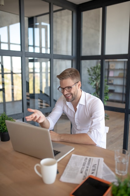 Reunião de negócios online. Um homem conversando durante a videochamada de trabalho