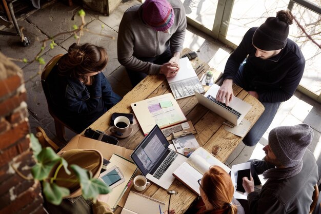 reunião de negócios um grupo de designers tendo uma reunião em uma cafeteria